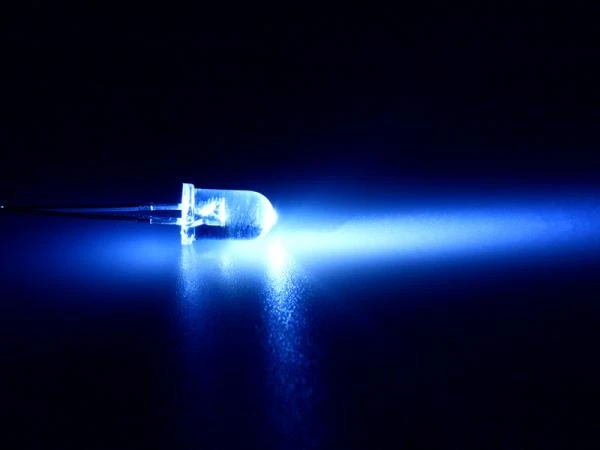10 superhelle Blaue LEDs 3mm 6000mcd inklusive Widerstände